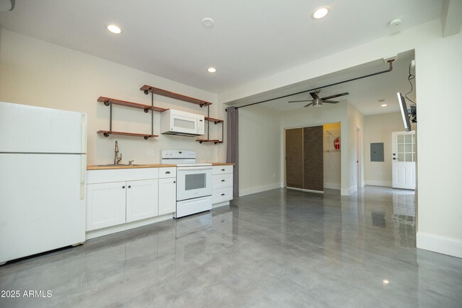 Building Photo - 69 W Lynwood St