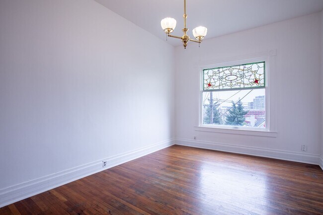 Building Photo - 1940-1946-1946 SW Market St Dr