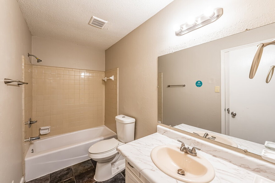Building Photo - 2538 Martin Cir