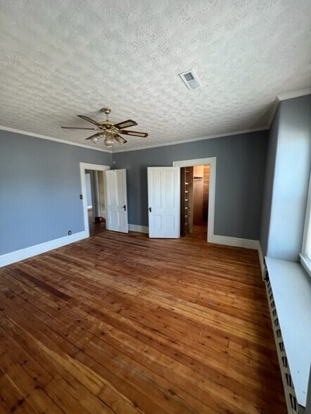 bed - 70 N London St