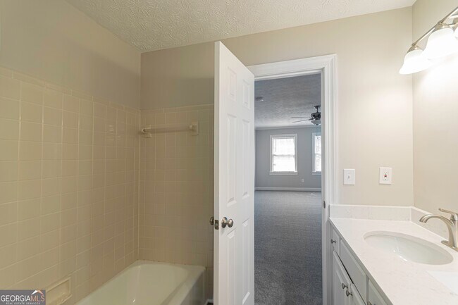 Building Photo - 3165 Henderson Walk