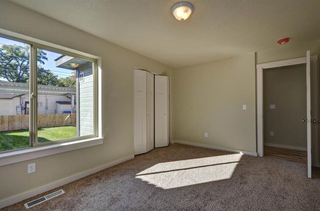 Primary Photo - Newer Town home close to everything!