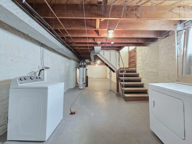 Building Photo - 6634 Devonshire Ave