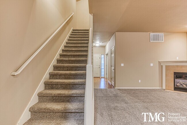 Building Photo - Gorgeous Four Bedroom Townhome in Hillsboro!