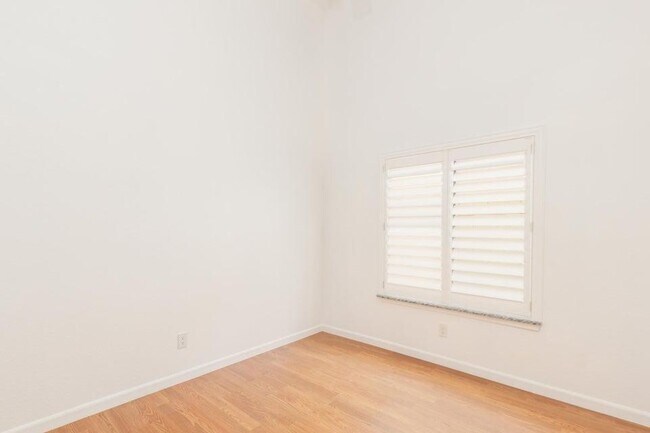 Building Photo - 3350 S Oleander Dr