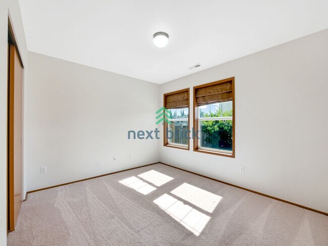 Building Photo - 4 Bed and 2.5 Bath Single-family Home is A...