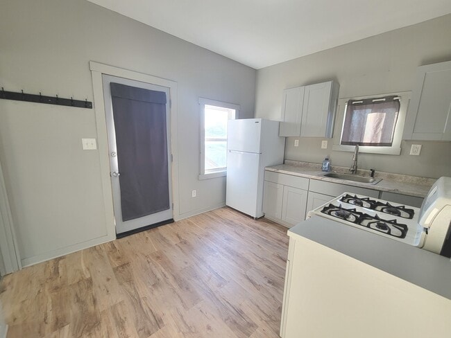 Building Photo - 533 Deleon St