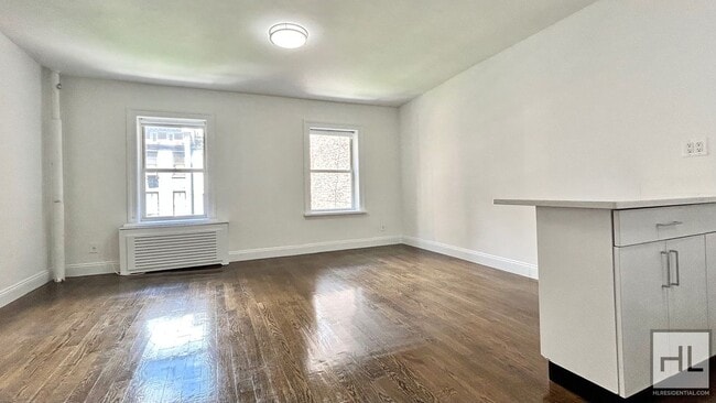 Building Photo - 39 E 65th St