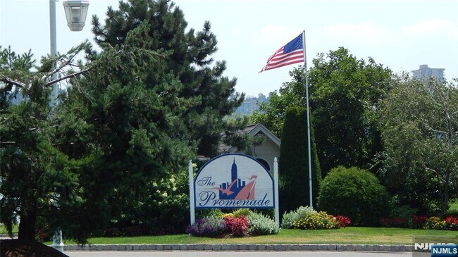 Building Photo - 343 The Promenade