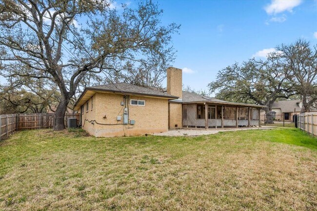 Building Photo - 9005 Balcones Club Dr