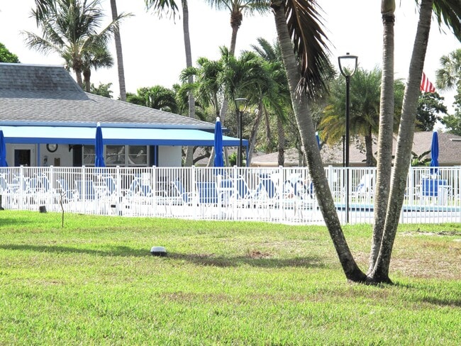 Building Photo - 1102 North Dr