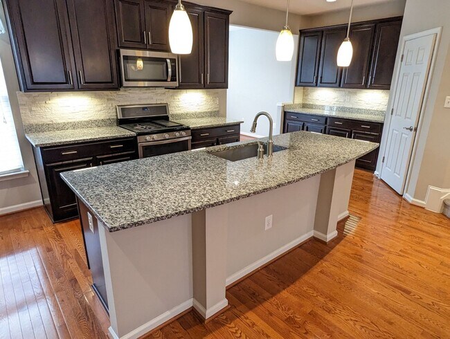Building Photo - Gorgeous 3 level townhouse in North Potoma...