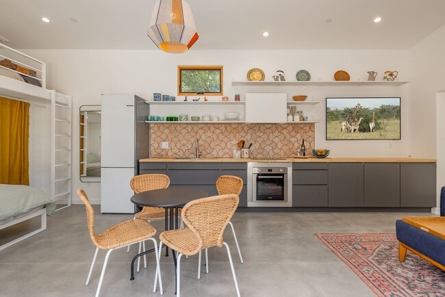 Building Photo - Ojai hideaway!