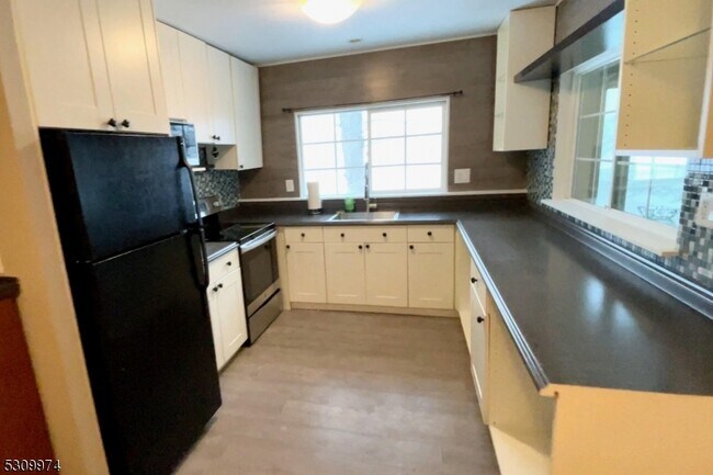 Building Photo - 358 Lake Shore S