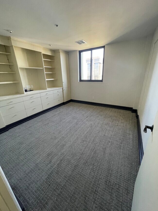 Building Photo - 350 S John Q Hammons Pky