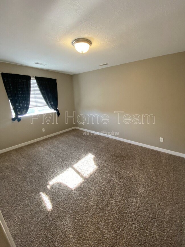 Building Photo - 972 Stonehaven Dr