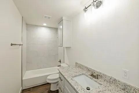 Building Photo - 7609 Woodford Ave