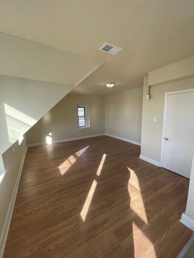 Building Photo - UPDATED 1 BED 1 BATH 2ND FLOOR APARTMENT