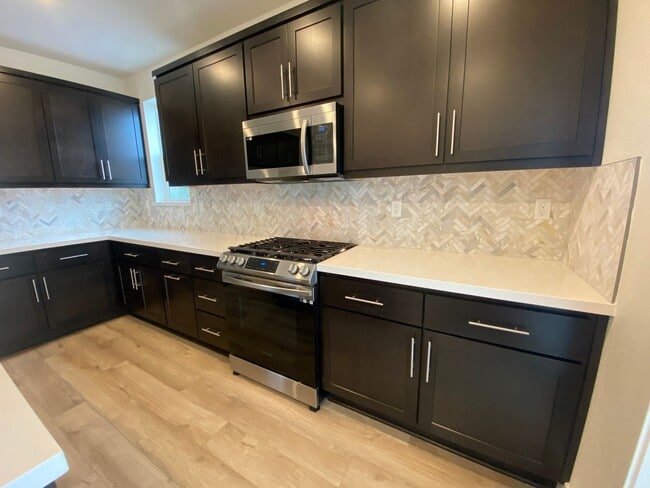 Building Photo - Boulevards End Unit Townhouse, 3 Bed / 2.5 Bath, Amenities, Close to 580 - Short term lease throu...