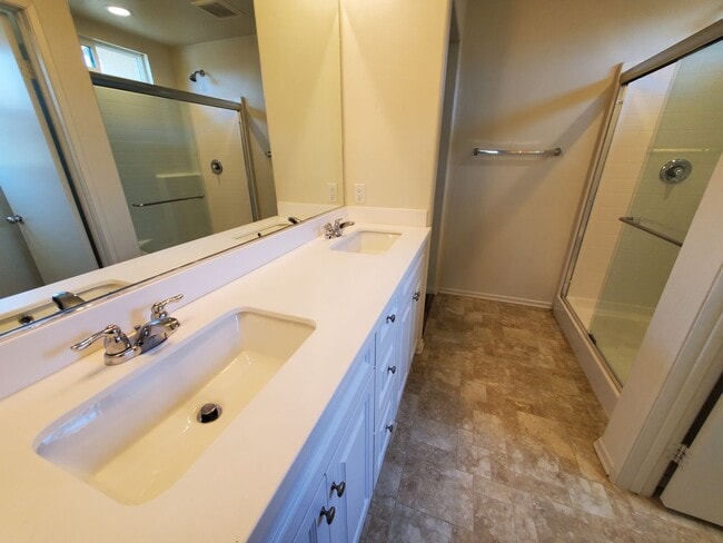 Building Photo - Beautiful 3B/2.5BA Home w/ Turf Backyard!
