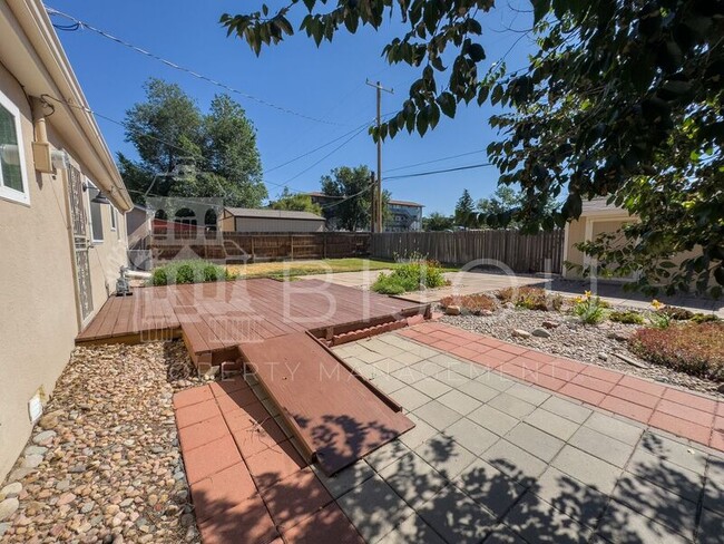 Building Photo - 2407 N Meade Ave
