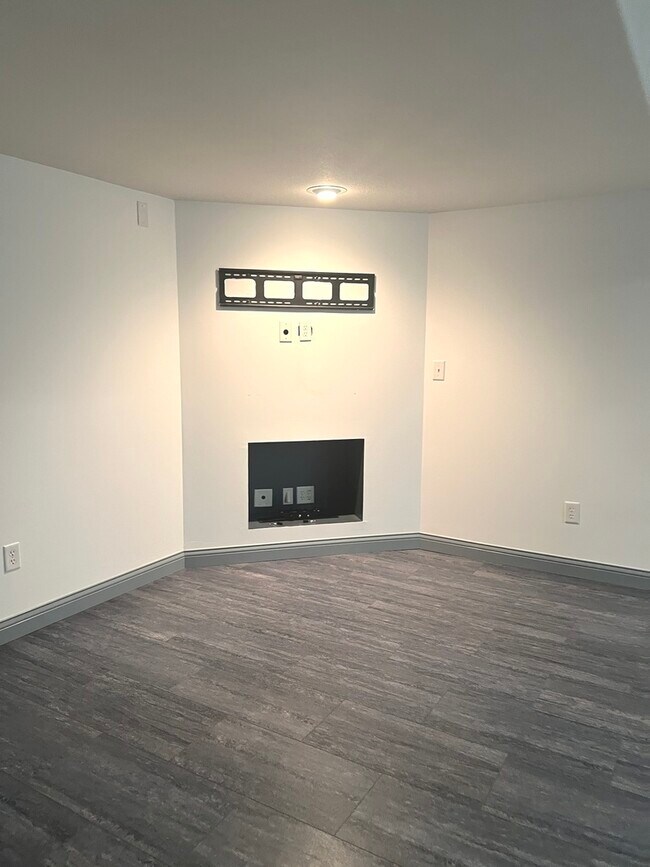 Building Photo - 909 Wartburg Dr