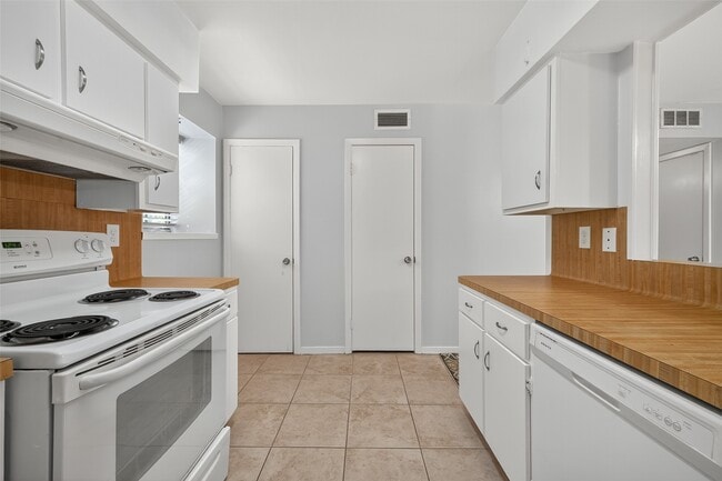 Building Photo - 9017 Gaylord Dr