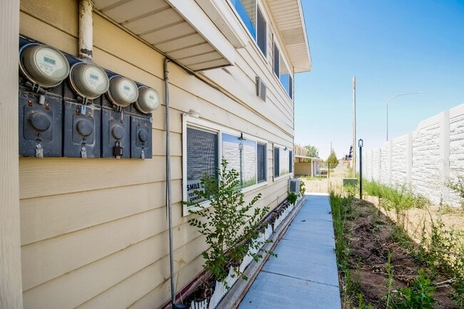 Building Photo - Cozy 2 Bed, 1 Bath Pet-Friendly Home with ...