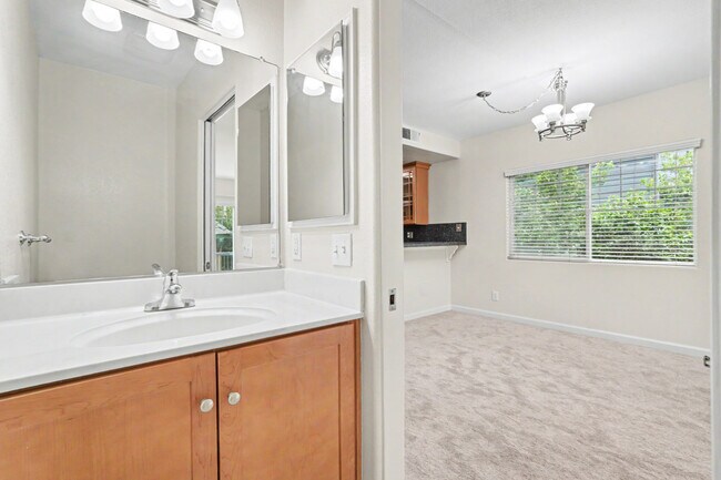 Building Photo - 808 Lenzen Ave