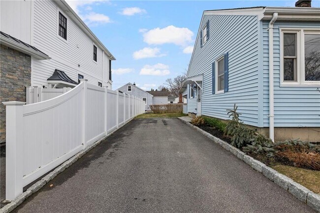 Building Photo - 5 Holten Ave