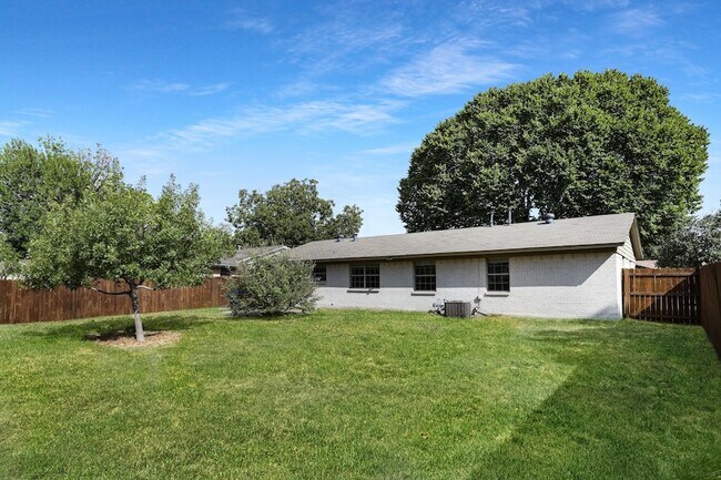 Building Photo - 3052 Cameo Ln