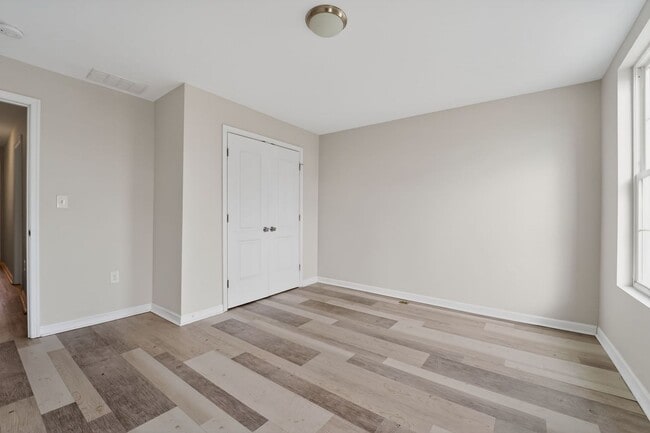 Building Photo - 2 bed 1.5 bath rowhome in Baltimore!