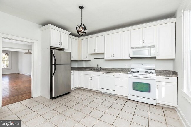 Building Photo - 3 Bedroom in a GREAT AREA