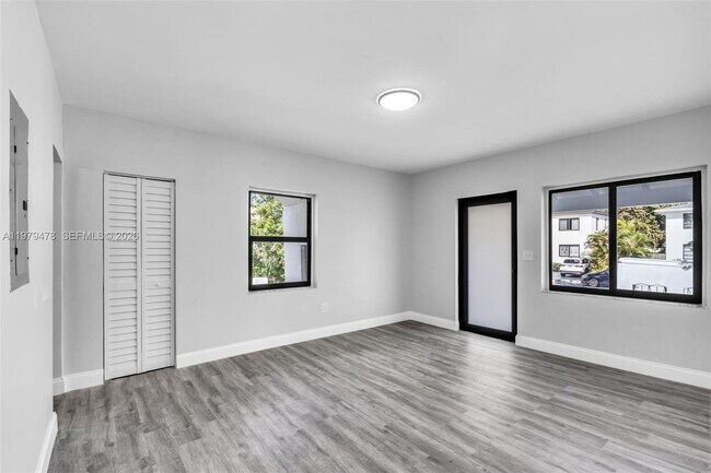 Building Photo - 130 SW 31st Ct