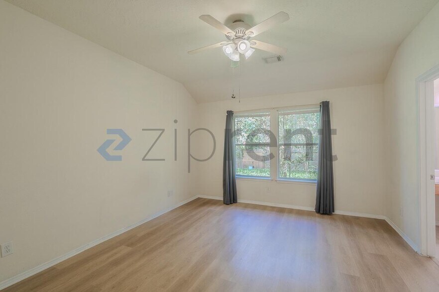 Building Photo - Unit