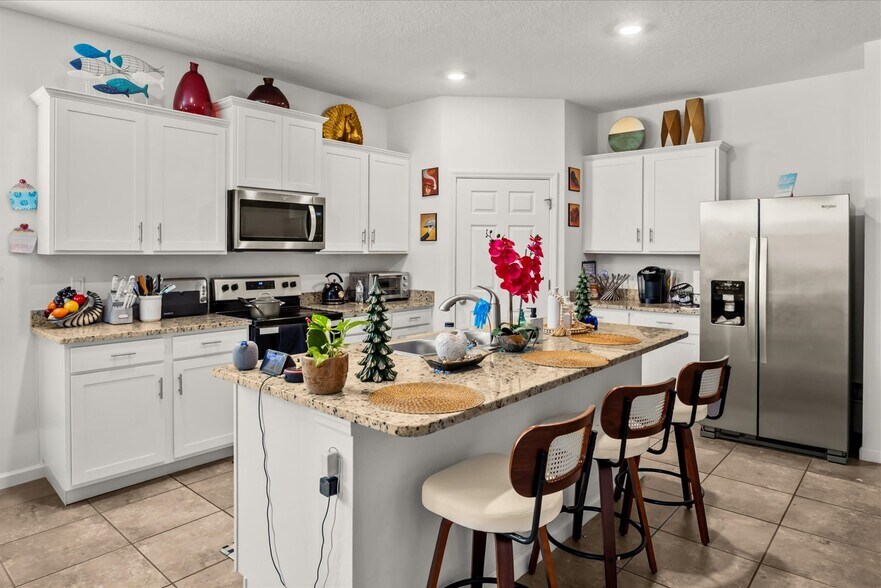 Building Photo - 6545 NW Oaklawn Way