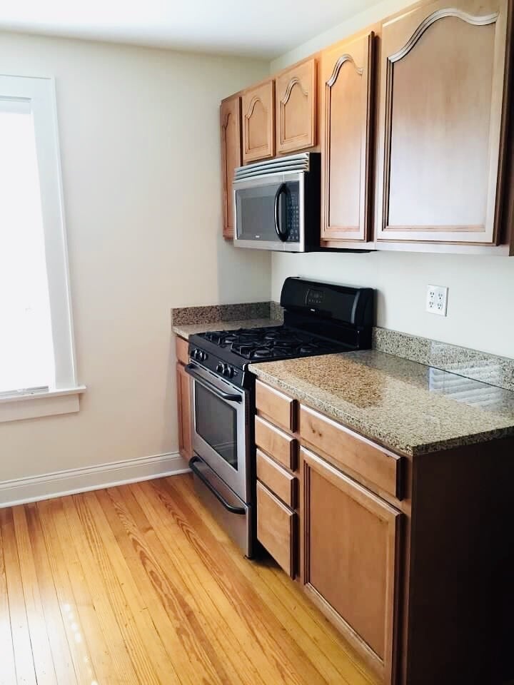 Kitchen Gas range - 319 1/2 Jackson St