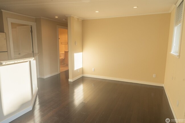 Building Photo - 2Bd/2Ba Seattle Condo