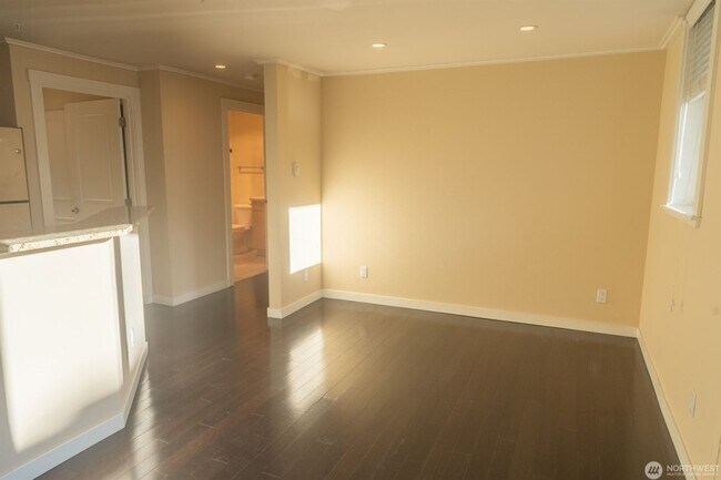 Building Photo - 626 4th Ave W