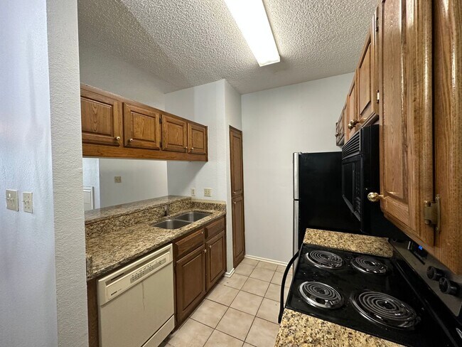 Building Photo - 914 W 26th St