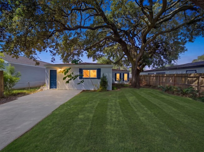 Building Photo - 417 13th Ave N