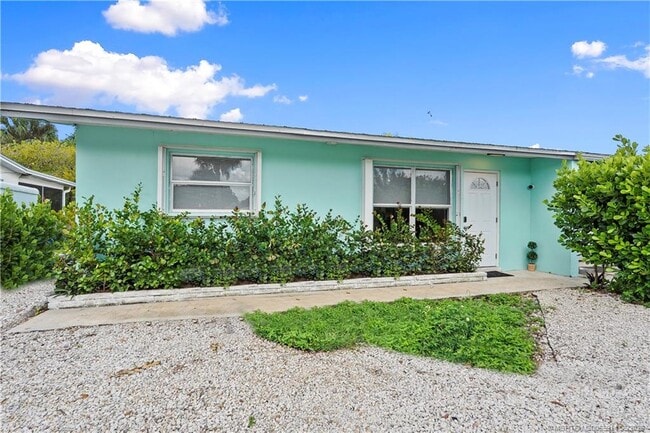Building Photo - 30 SW Hideaway Pl