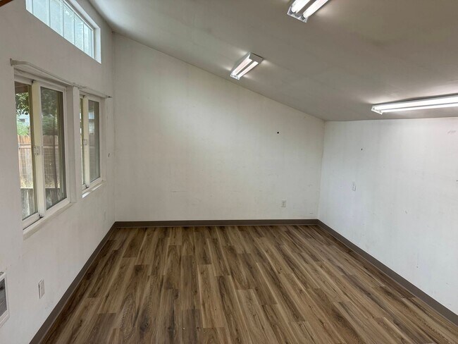 Building Photo - 3+ Bedroom House in Friendly Area