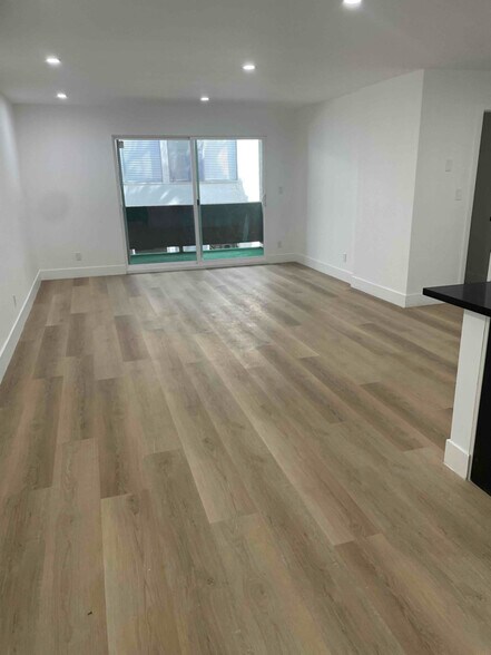 Building Photo - 605 San Vicente Blvd