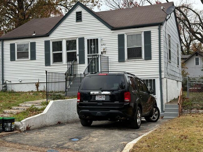 Building Photo - Cute!  Must See!  Large Fenced Yard!