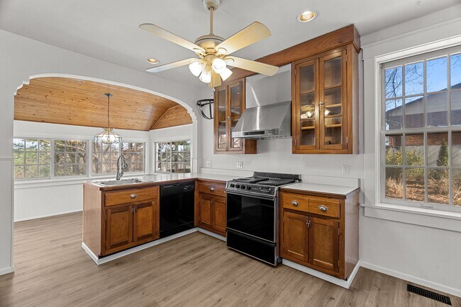 Building Photo - Charming 2+ Bedroom in Shrewsbury – Walkable Neighborhood & Pet-Friendly!