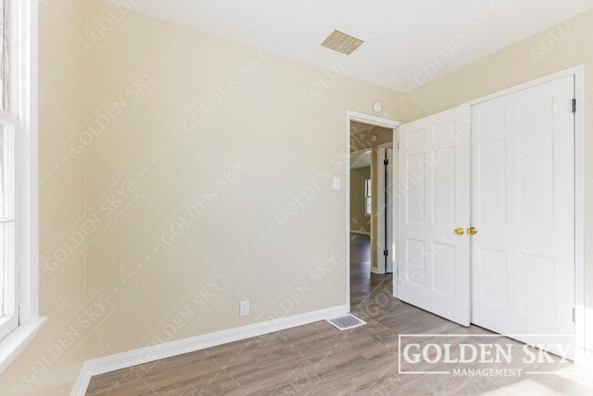 Building Photo - 2208 S Pershing Dr