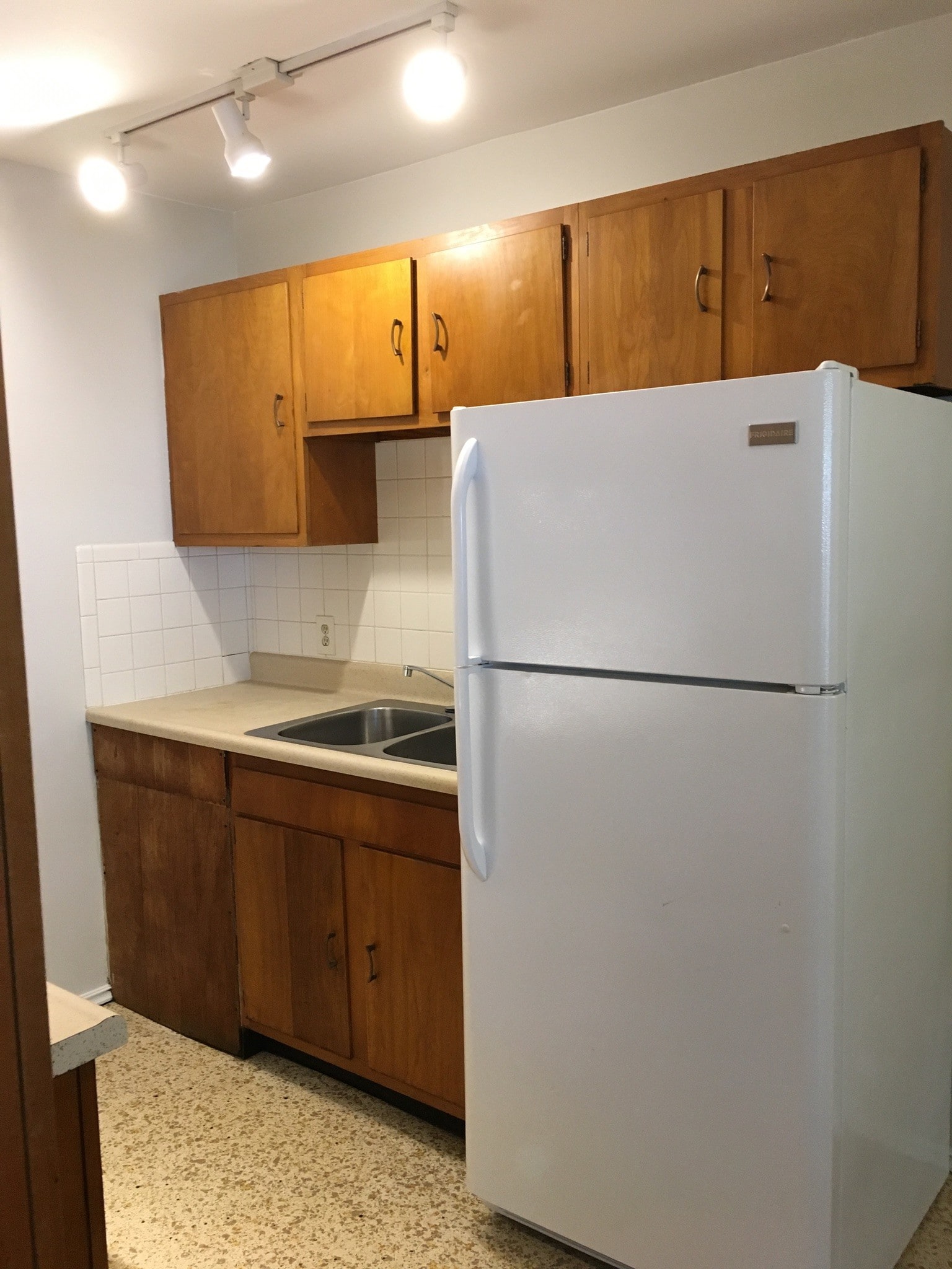 Building Photo - 2223 Laurel Ave