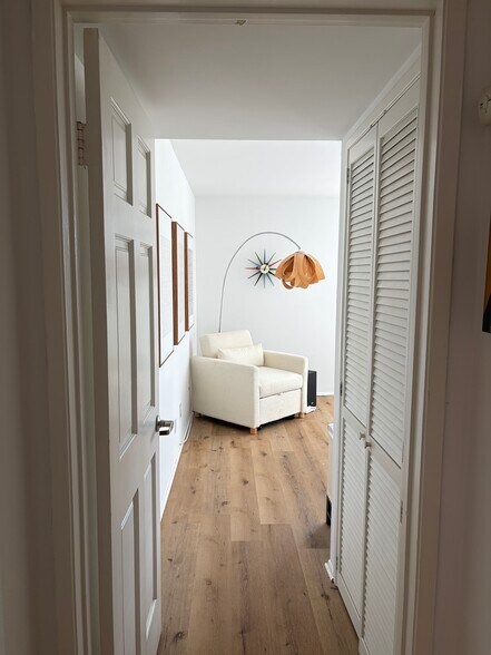 Master Bedroom Entry Way - 8530 Holloway Dr