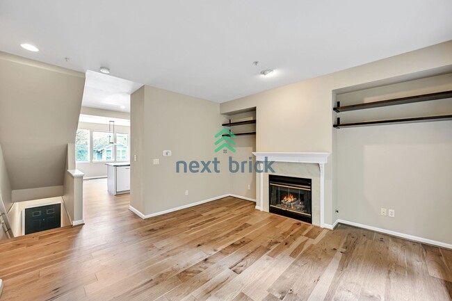 Building Photo - Beautiful 2 bed & 2.5 bath for rent